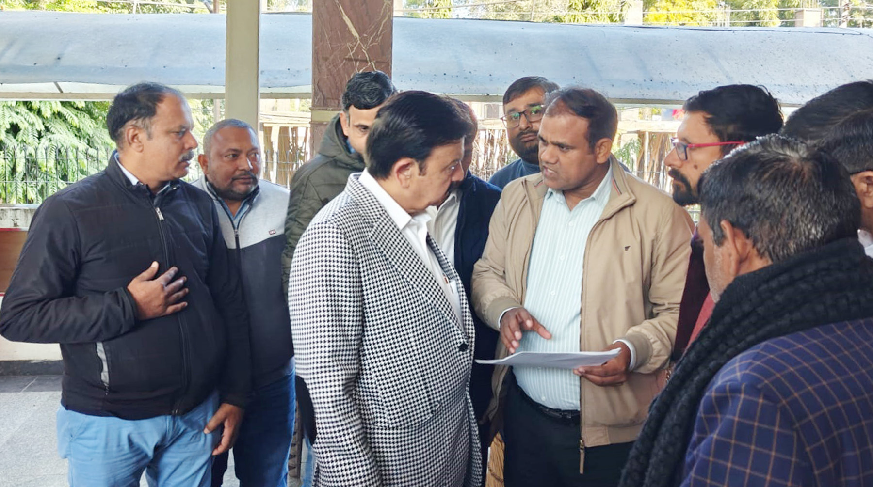 फोटो नंबर-03: गुरुग्राम में अपनी मांगों को लेकर मंत्री राव नरबीर सिंह को पत्र सौंपते शिक्षक। फोटो नंबर-03: गुरुग्राम में अपनी मांगों को लेकर मंत्री राव नरबीर सिंह को पत्र सौंपते शिक्षक।