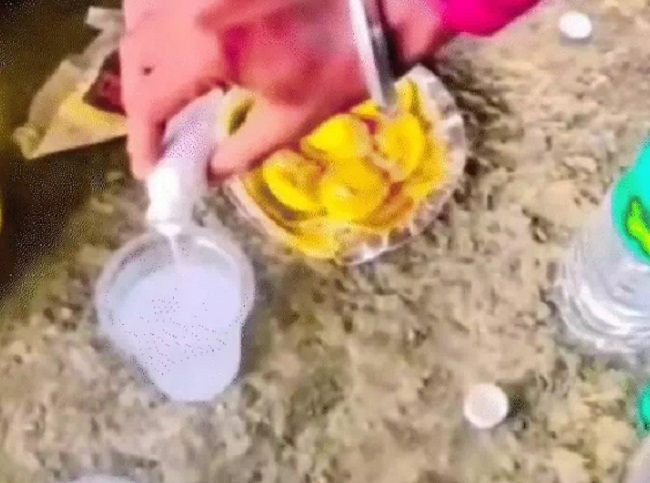 शराब में जहर मिलाते हुए (वीडियो से ली गई तस्वीर) शराब में जहर मिलाते हुए (वीडियो से ली गई तस्वीर)