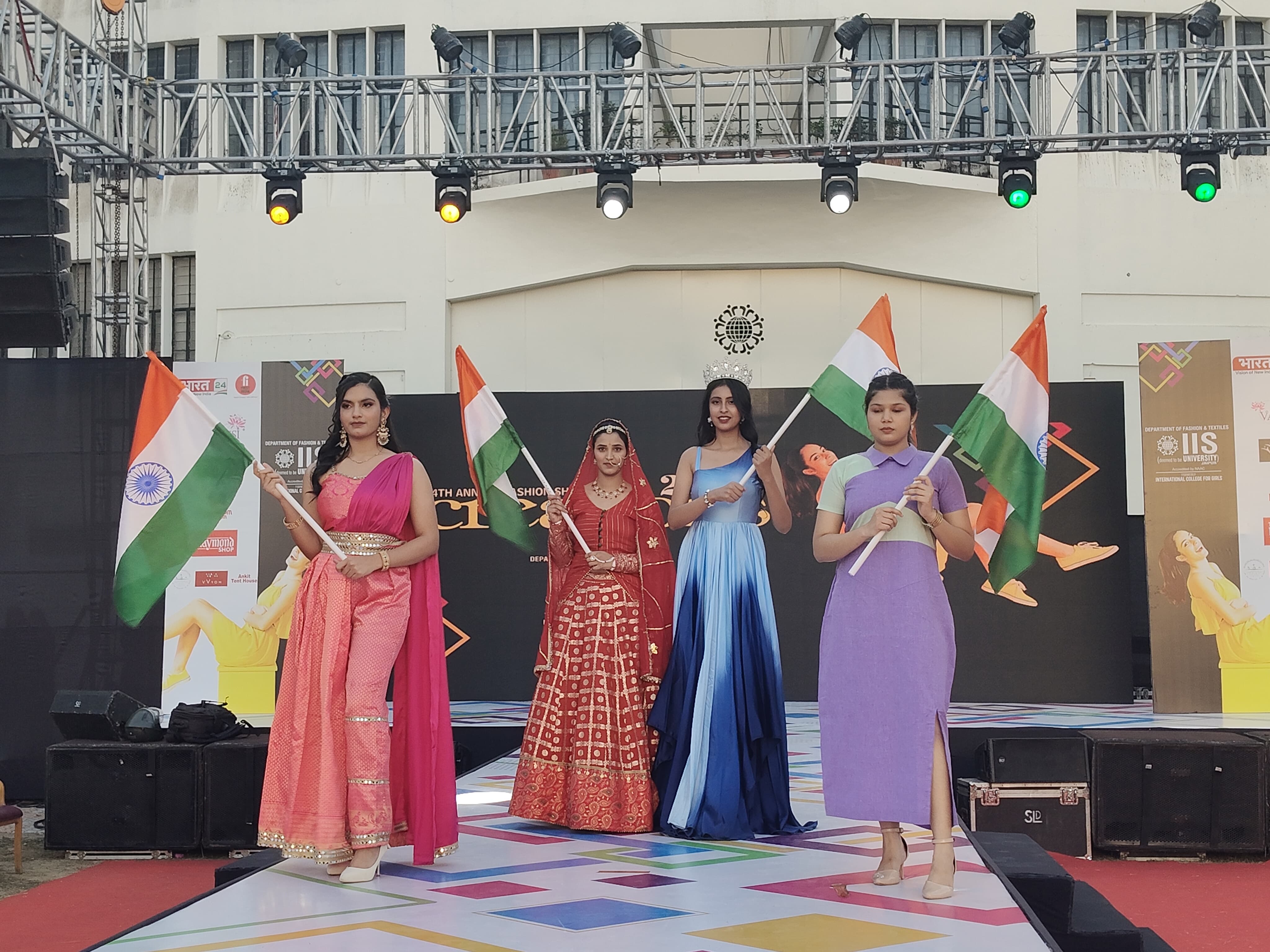 फैशन शो ‘क्रिएशन्स में छात्राओं ने सतत विकास और सामूहिक एकता का दिया संदेश फैशन शो ‘क्रिएशन्स में छात्राओं ने सतत विकास और सामूहिक एकता का दिया संदेश