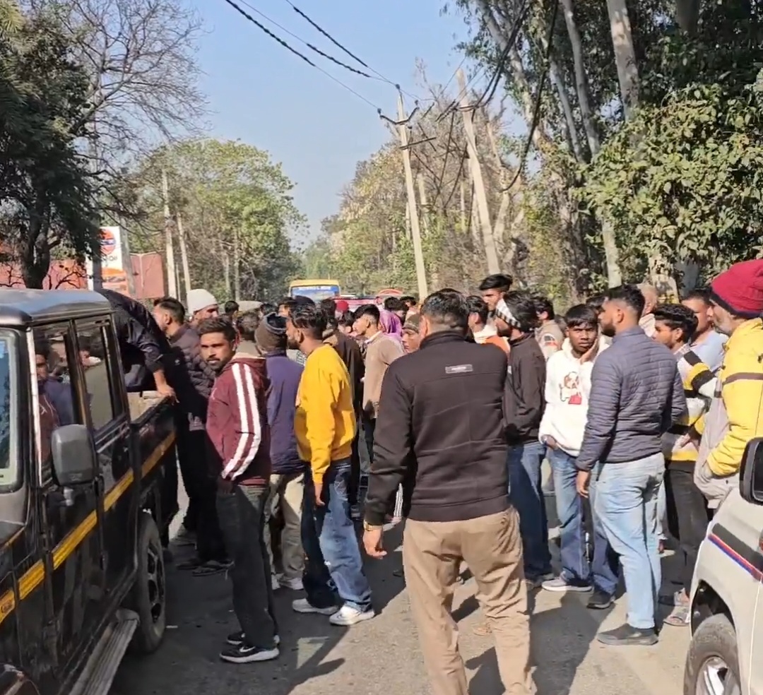शव को कब्जे में लेते हुए पुलिस शव को कब्जे में लेते हुए पुलिस