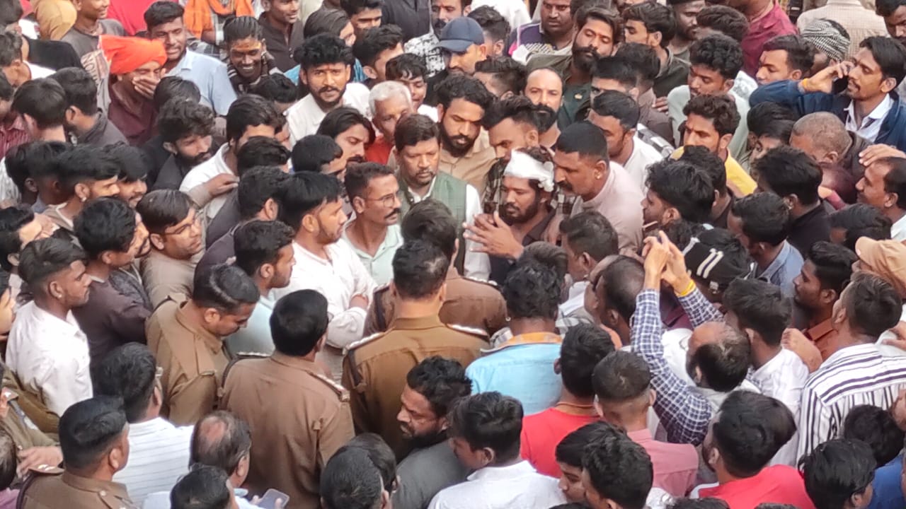 युवक के साथ मारपीट, हिन्दू संगठनों ने किया चक्काजाम