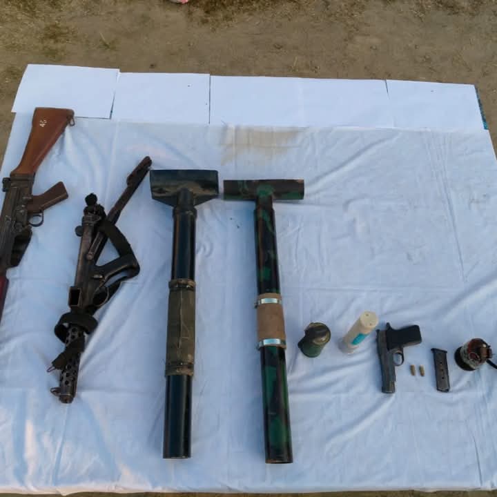 इंफाल ईस्ट में बरामद हथियार और विस्फोटकों की तस्वीर। इंफाल ईस्ट में बरामद हथियार और विस्फोटकों की तस्वीर।