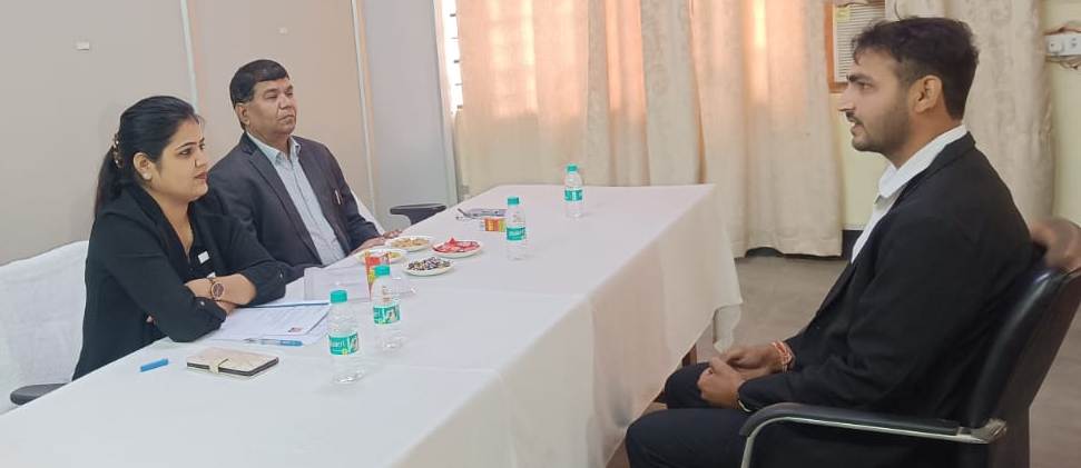 इंटरव्यू लेते कंपनी के एमडी व एचआर इंटरव्यू लेते कंपनी के एमडी व एचआर