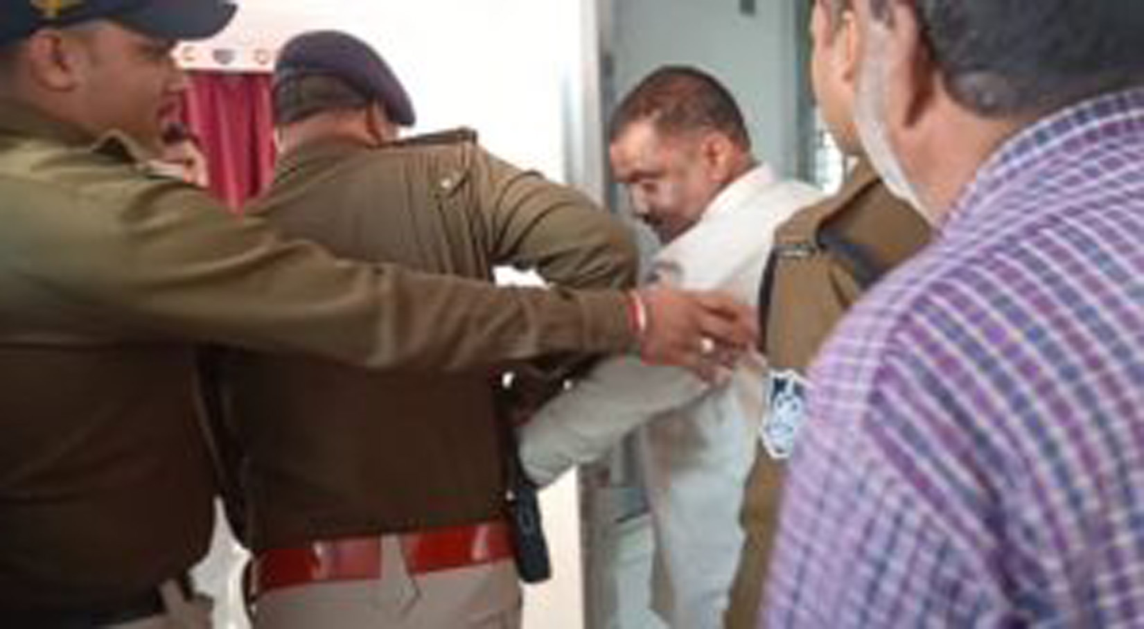 प्राचार्य को ले जाती पुलिस प्राचार्य को ले जाती पुलिस