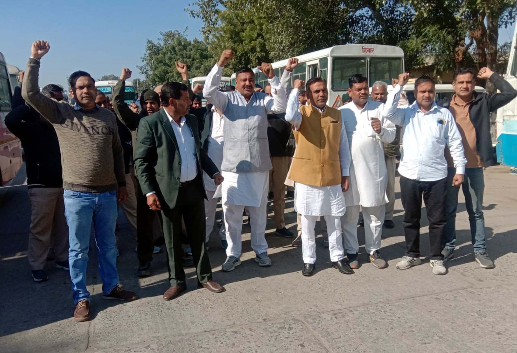 निजी बसों के विरोध में सरकार के खिलाफ नारेबाजी करते रोडवेज कर्मचारी। निजी बसों के विरोध में सरकार के खिलाफ नारेबाजी करते रोडवेज कर्मचारी।