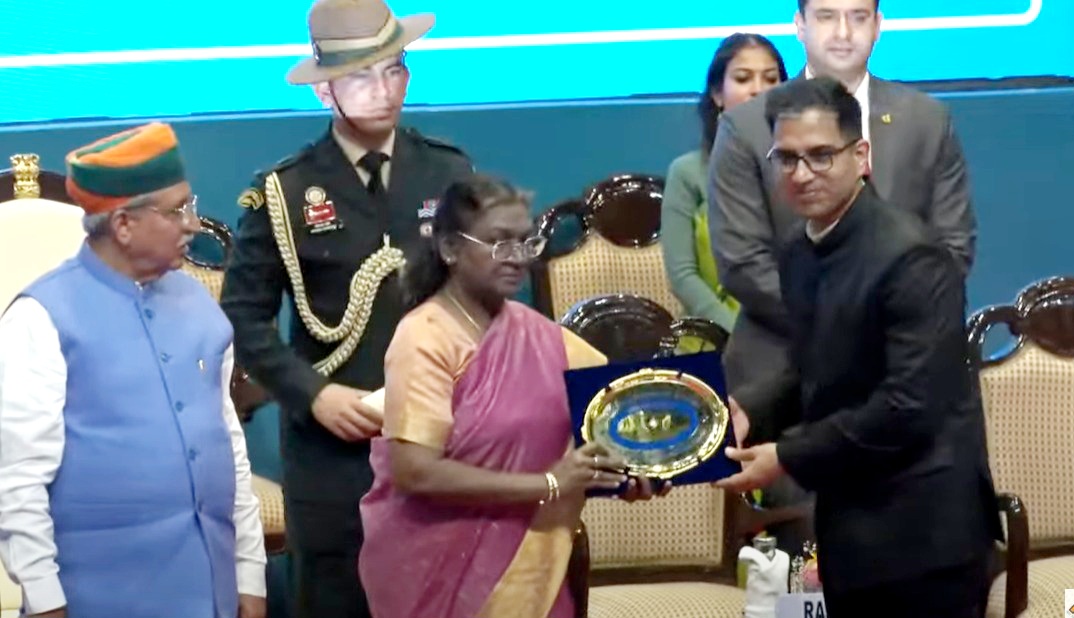 राष्ट्रपति से सम्मान ग्रहण करते डीएम सौरभ जोरवाल राष्ट्रपति से सम्मान ग्रहण करते डीएम सौरभ जोरवाल