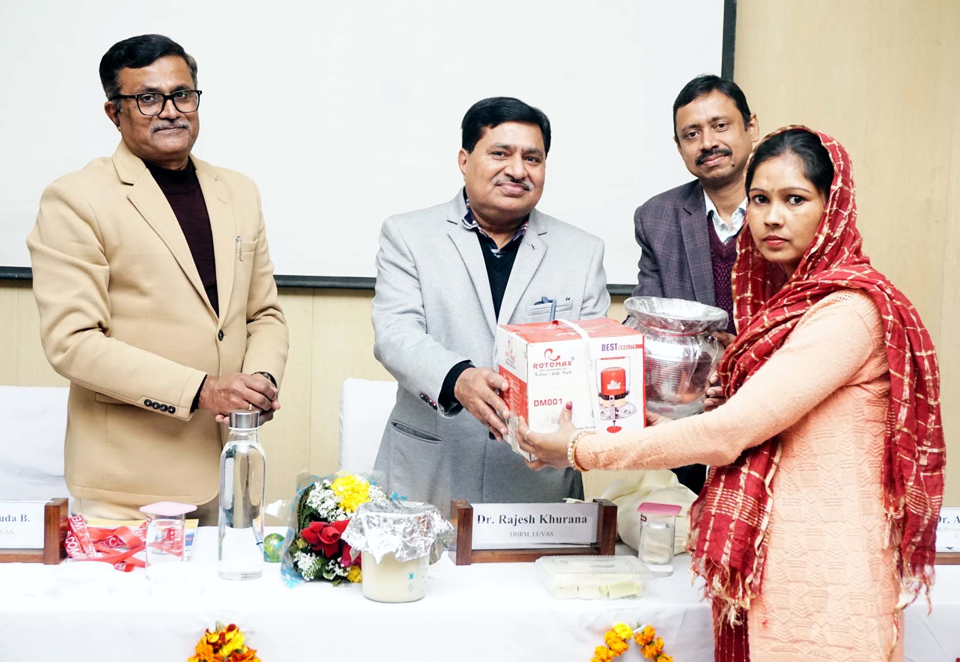 प्रशिक्षण उपरांत उन्हें मधानी भेंट करते अधिकारी। प्रशिक्षण उपरांत उन्हें मधानी भेंट करते अधिकारी।