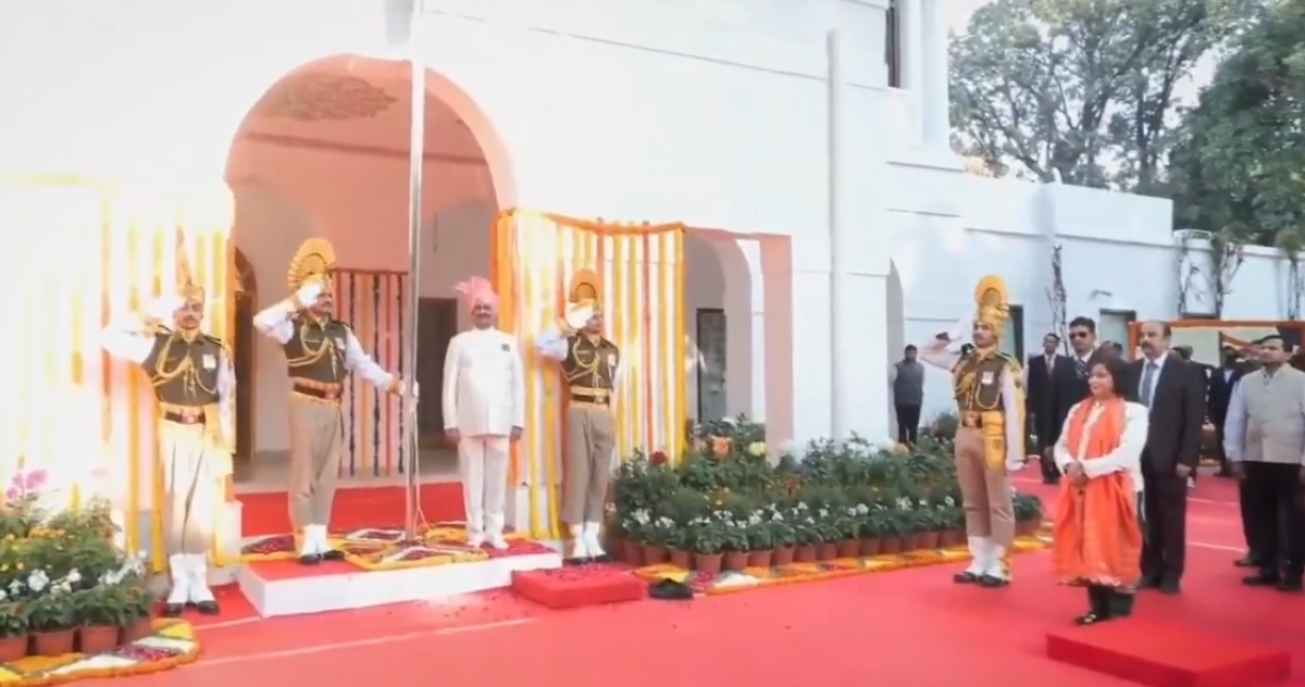 अपने आवास पर ध्वज फहराते ओम बिरला अपने आवास पर ध्वज फहराते ओम बिरला
