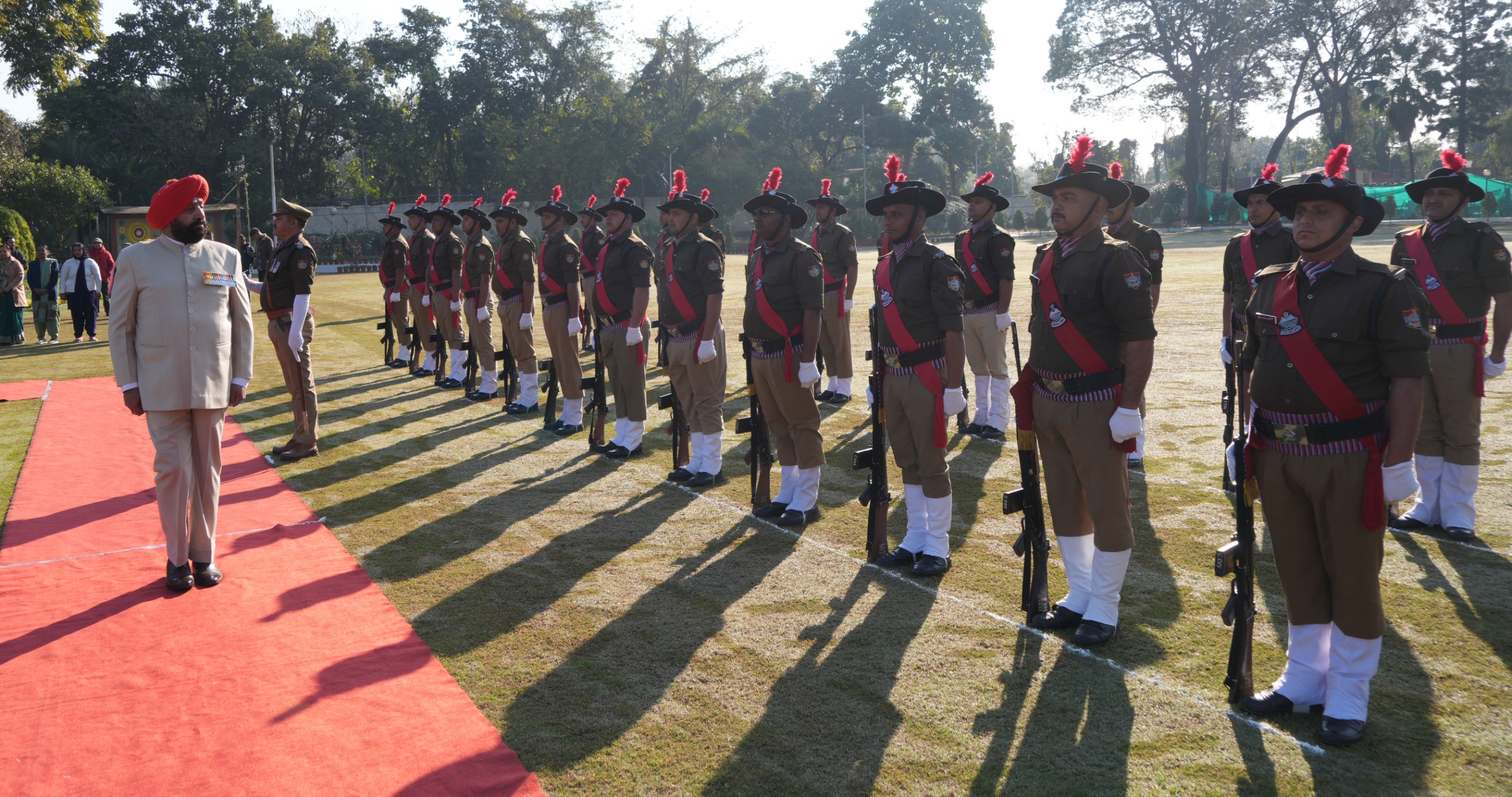 राज्यपाल परेड मैदान में परेड की सलामी लेते।