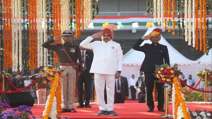 इंदौर में 76वां गणतंत्र दिवस उत्सव, उमंग, जोश और जश्न के साथ मनाया गया इंदौर में 76वां गणतंत्र दिवस उत्सव, उमंग, जोश और जश्न के साथ मनाया गया