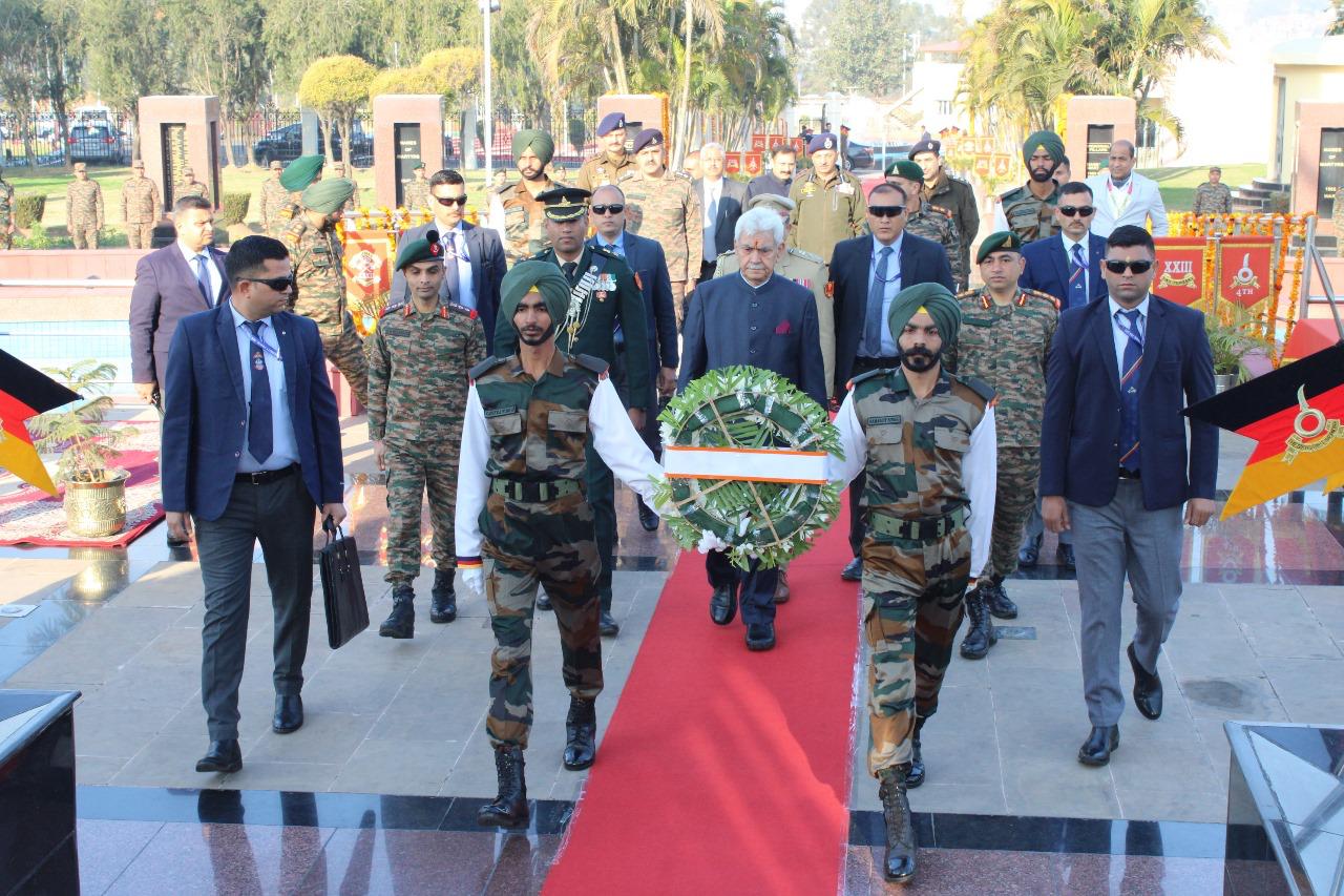 भारतीय सेना की टाइगर डिवीजन ने जम्मू के बलिदान स्तंभ में 76वां गणतंत्र दिवस मनाया