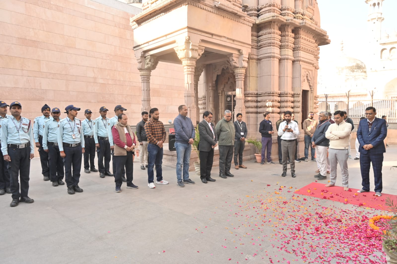 गणतंत्र दिवस पर श्री काशी विश्वनाथ धाम में ध्वजारोहण:फोटो बच्चा गुप्ता