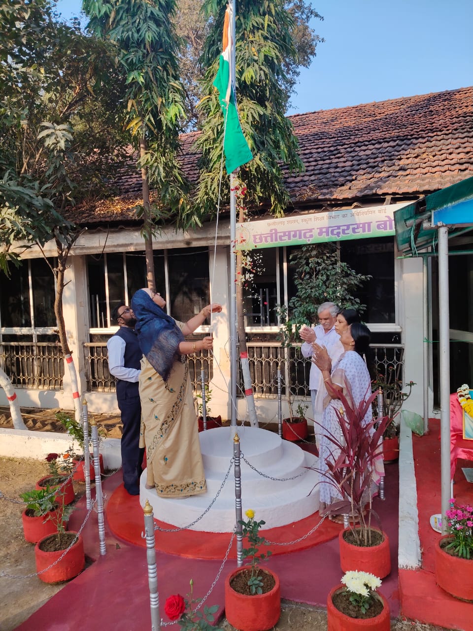 छत्तीसगढ़ मदरसा बोर्ड में राष्ट्रीय ध्वज फहराते हुए प्रभारी रजिस्ट्रार अख़्तर ख़ान