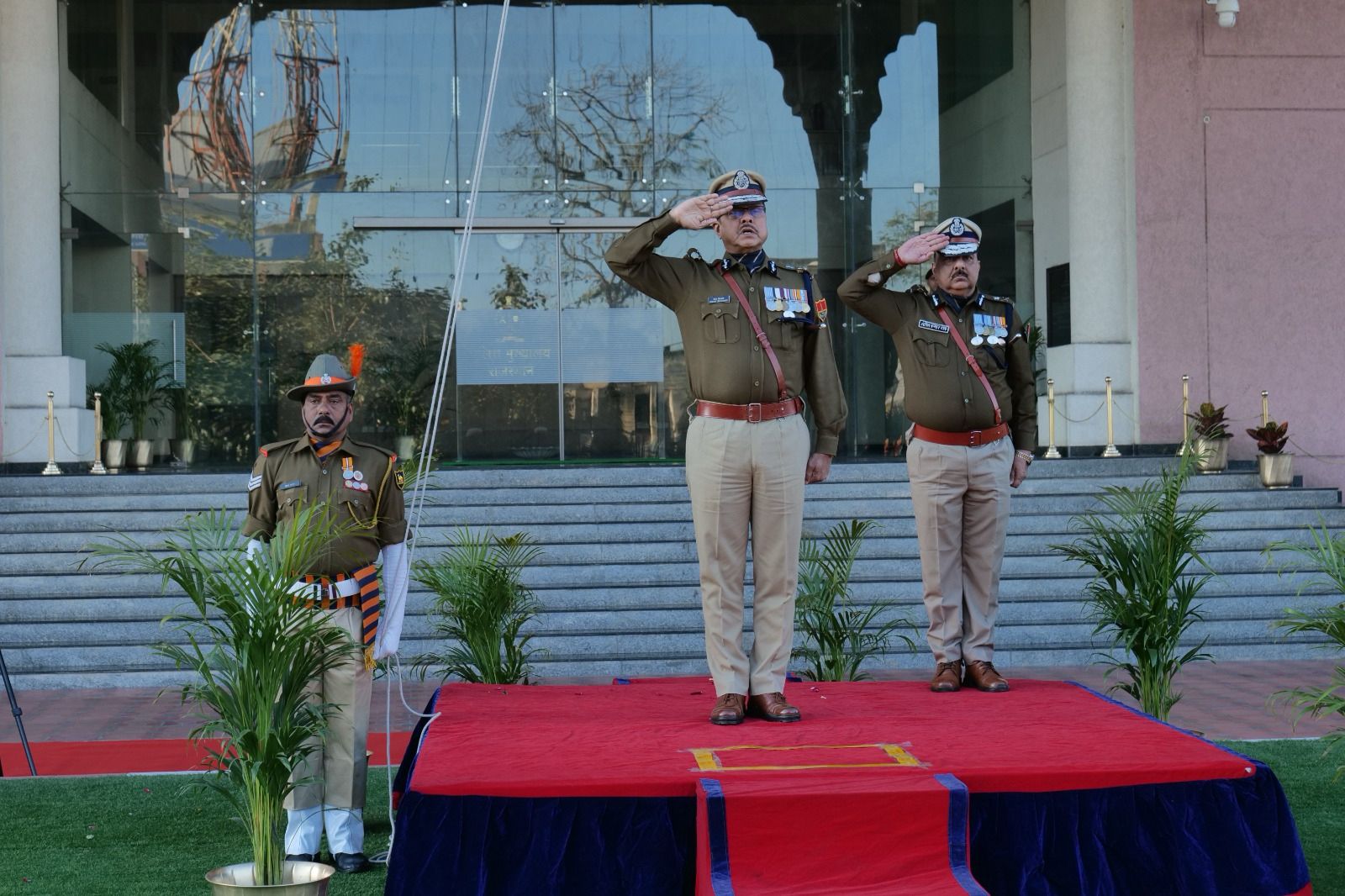 पुलिस मुख्यालय में शान से लहराया तिरंगा पुलिस मुख्यालय में शान से लहराया तिरंगा