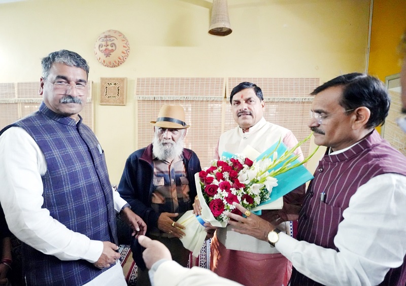 मप्रः मुख्यमंत्री ने पद्मश्री के लिए नामांकित भट्टी के निवास पहुँचकर दीं शुभकामनाएं मप्रः मुख्यमंत्री ने पद्मश्री के लिए नामांकित भट्टी के निवास पहुँचकर दीं शुभकामनाएं