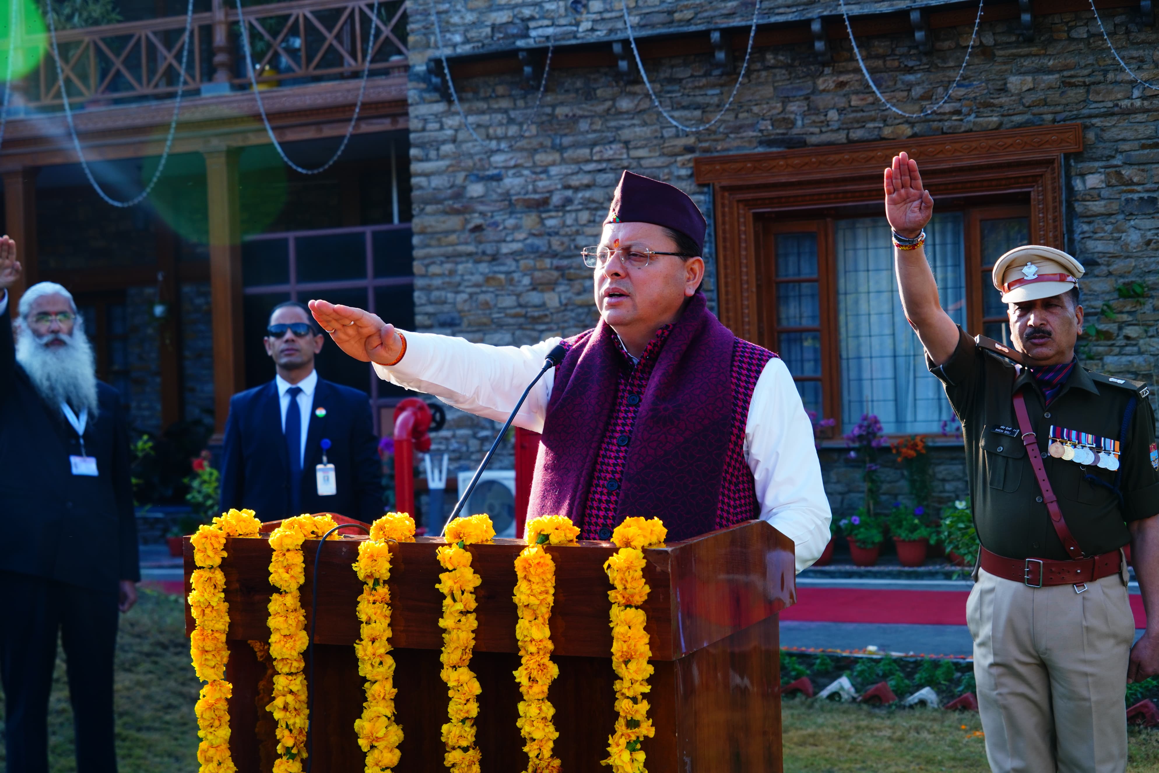 मुख्यमंत्री धामी संविधान  उद्देशिका की शपथ भी दिलाते।।