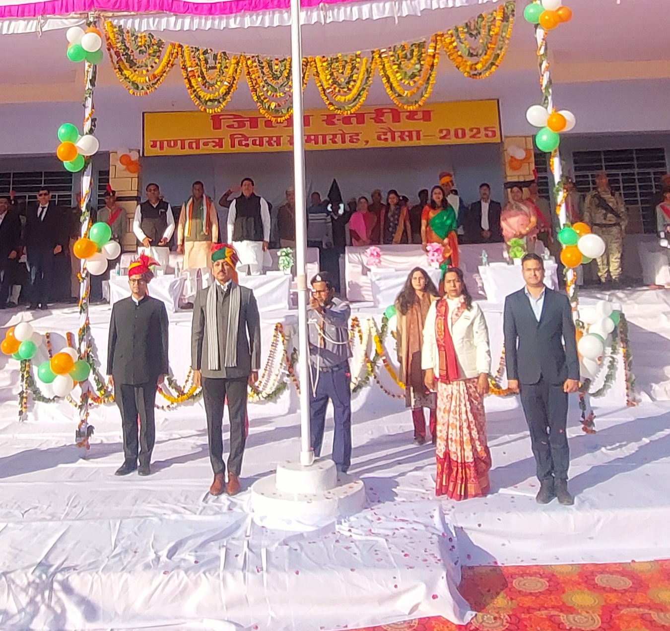 दौसा के राजेश पायलट स्टेडियम में झंडारोहण करते उद्योग मंत्री कर्नल राज्यवर्धन सिंह राठौड़। दौसा के राजेश पायलट स्टेडियम में झंडारोहण करते उद्योग मंत्री कर्नल राज्यवर्धन सिंह राठौड़।