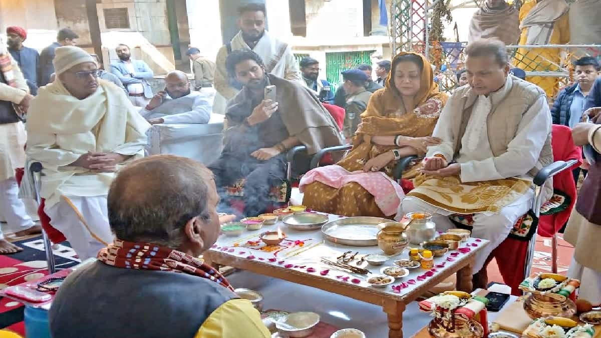 अंनिल अंबानी पतनी के साथ पूजा करते अंनिल अंबानी पतनी के साथ पूजा करते