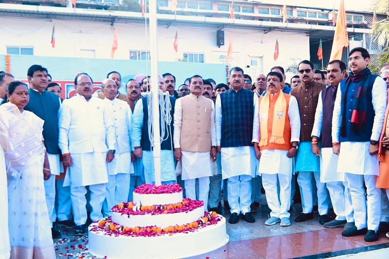 भाजपा नेताओं ने पार्टी के प्रदेश कार्यालय में किया ध्वजारोहण भाजपा नेताओं ने पार्टी के प्रदेश कार्यालय में किया ध्वजारोहण