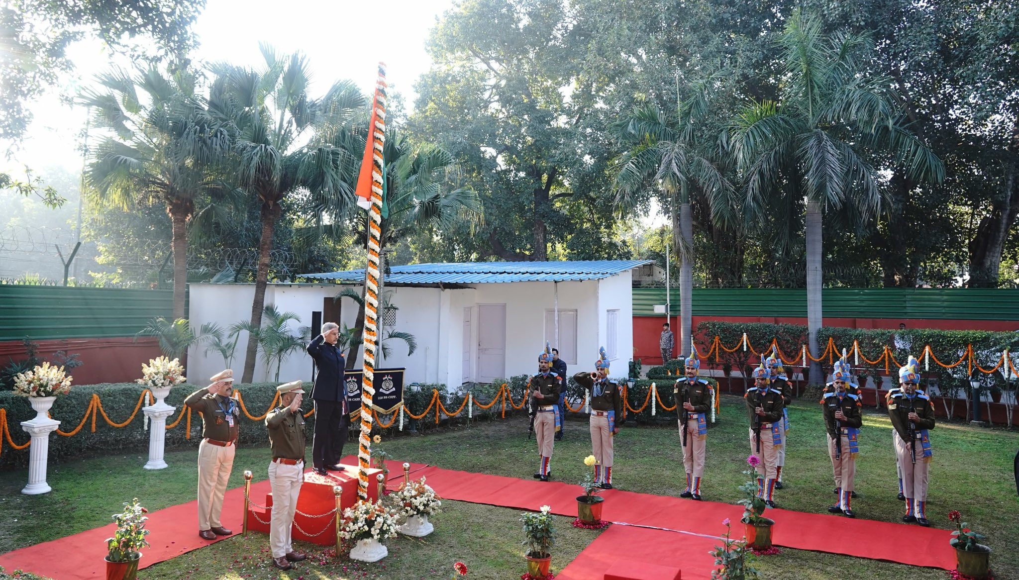 विदेश मंत्री एस जयशंकर अपने आवास में विदेश मंत्री एस जयशंकर अपने आवास में