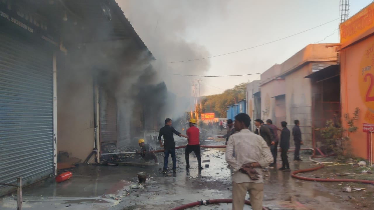 फटाका बाजार में लगी भीषण आग, मंत्री सहित कलेक्टर, एसपी पहुंचे मौके पर माढ़ोताल थाना अंतर्गत जबलपुर के थोक फटाका बाजार में भीषण आग लग गई। इस आग से हुए धमाकों से पूरा क्षेत्र दहला गया। लोग दहशत में बाहर निकल आए। घटना की सूचना लगते ही कैबिनेट मंत्री राकेश सिंह सहित कलेक्टर दीपक सक्सेना, एसपी संपत उपाध्याय मौके पर पहुंच गए। वहीं विधायक अभिलाष पांडे सहित अन्य जनप्रतिनिधि भी पटाखा बाजार जा पहुंचे। फायर ब्रिगेड की कई गाड़ियां मौके पर पहुंच गई और लगातार आग बुझाने की कार्यवाही जारी रखते हुए आग पर काबू पा लिया। कलेक्टर दीपक सक्सेना ने बताया कि 4 दुकानों में आग लगी थी। परंतु जल्दी प्रशासन ने मोर्चा संभाल लिया और आग पर लगभग काबू पाया जा चुका है। इस घटना की जांच की जा रही है कि आखिर आग कैसे लगी। इसके साथ ही इस पूरी घटना में किसी भी प्रकार की कोई जनहानि की कोई खबर नहीं है। वहीं नुकसान का आंकलन भी किया जा रहा है। वहीँ फायर अधीक्षक कुशाग्र ठाकुर के अनुसार अभी कितनी दुकानों में आग लगी है यह बात स्पष्ट नहीं है क्योंकि जिन दुकानों को खोला जा रहा है सब में आग निकल रही है। फटाका बाजार में लगी भीषण आग, मंत्री सहित कलेक्टर, एसपी पहुंचे मौके पर माढ़ोताल थाना अंतर्गत जबलपुर के थोक फटाका बाजार में भीषण आग लग गई। इस आग से हुए धमाकों से पूरा क्षेत्र दहला गया। लोग दहशत में बाहर निकल आए। घटना की सूचना लगते ही कैबिनेट मंत्री राकेश सिंह सहित कलेक्टर दीपक सक्सेना, एसपी संपत उपाध्याय मौके पर पहुंच गए। वहीं विधायक अभिलाष पांडे सहित अन्य जनप्रतिनिधि भी पटाखा बाजार जा पहुंचे। फायर ब्रिगेड की कई गाड़ियां मौके पर पहुंच गई और लगातार आग बुझाने की कार्यवाही जारी रखते हुए आग पर काबू पा लिया। कलेक्टर दीपक सक्सेना ने बताया कि 4 दुकानों में आग लगी थी। परंतु जल्दी प्रशासन ने मोर्चा संभाल लिया और आग पर लगभग काबू पाया जा चुका है। इस घटना की जांच की जा रही है कि आखिर आग कैसे लगी। इसके साथ ही इस पूरी घटना में किसी भी प्रकार की कोई जनहानि की कोई खबर नहीं है। वहीं नुकसान का आंकलन भी किया जा रहा है। वहीँ फायर अधीक्षक कुशाग्र ठाकुर के अनुसार अभी कितनी दुकानों में आग लगी है यह बात स्पष्ट नहीं है क्योंकि जिन दुकानों को खोला जा रहा है सब में आग निकल रही है।