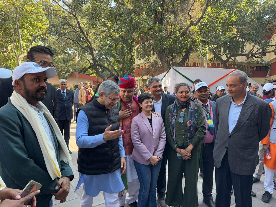 केंद्रीय मंत्री अश्विनी वैष्णव 76वें गणतंत्र दिवस परेड के लिए आमंत्रित ‘मन की बात’ के विशेष आमंत्रितों के साथ संवाद करते केंद्रीय मंत्री अश्विनी वैष्णव 76वें गणतंत्र दिवस परेड के लिए आमंत्रित ‘मन की बात’ के विशेष आमंत्रितों के साथ संवाद करते
