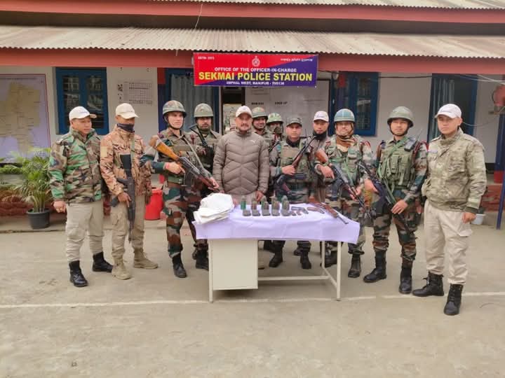 मणिपुर में बरामद बड़े पैमाने पर हथियार और विस्फोटकों की तस्वीर।