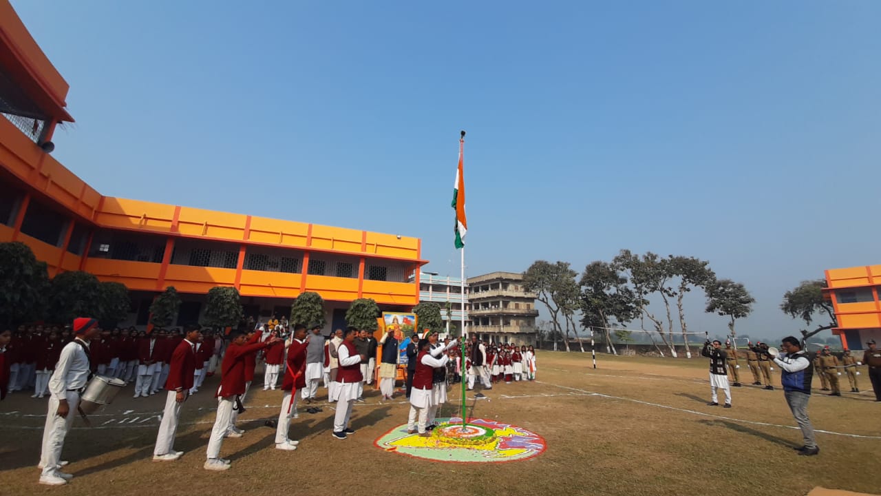 झंडोत्तोलन करते अतिथि झंडोत्तोलन करते अतिथि