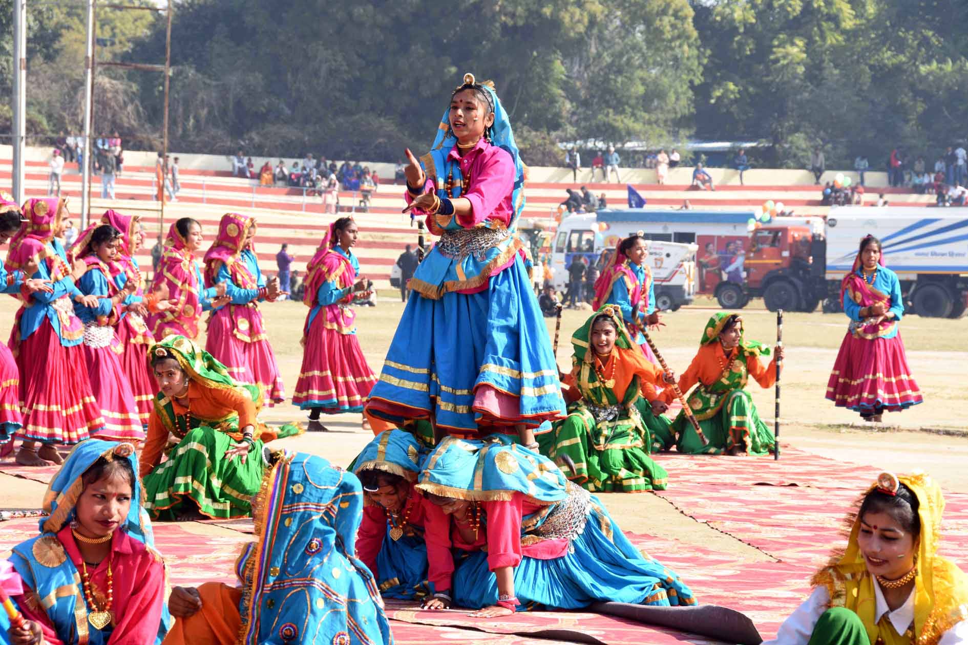 सांस्कृतिक कार्यक्रम प्रस्तुत करती छात्राएं। सांस्कृतिक कार्यक्रम प्रस्तुत करती छात्राएं।