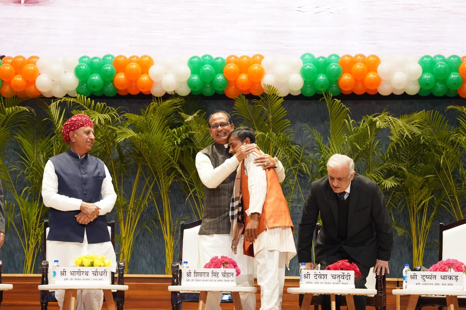 किसानों से मुलाकात करते शिवराज सिंह किसानों से मुलाकात करते शिवराज सिंह