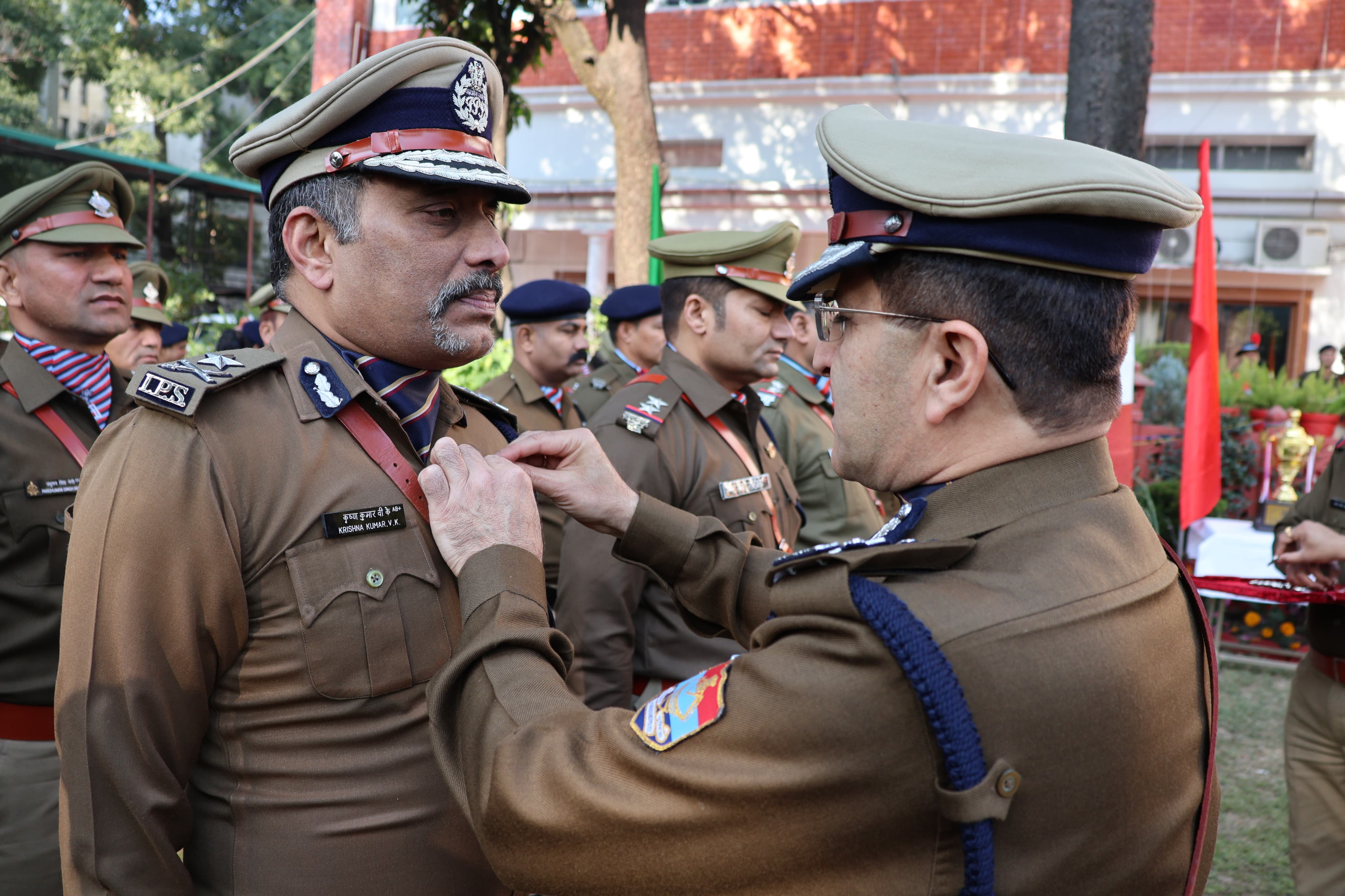 गणतंत्र दिवस पर पुलिस कर्मियों को सम्मानित करते पुलिस महानिदेशक दीपम सेठ।