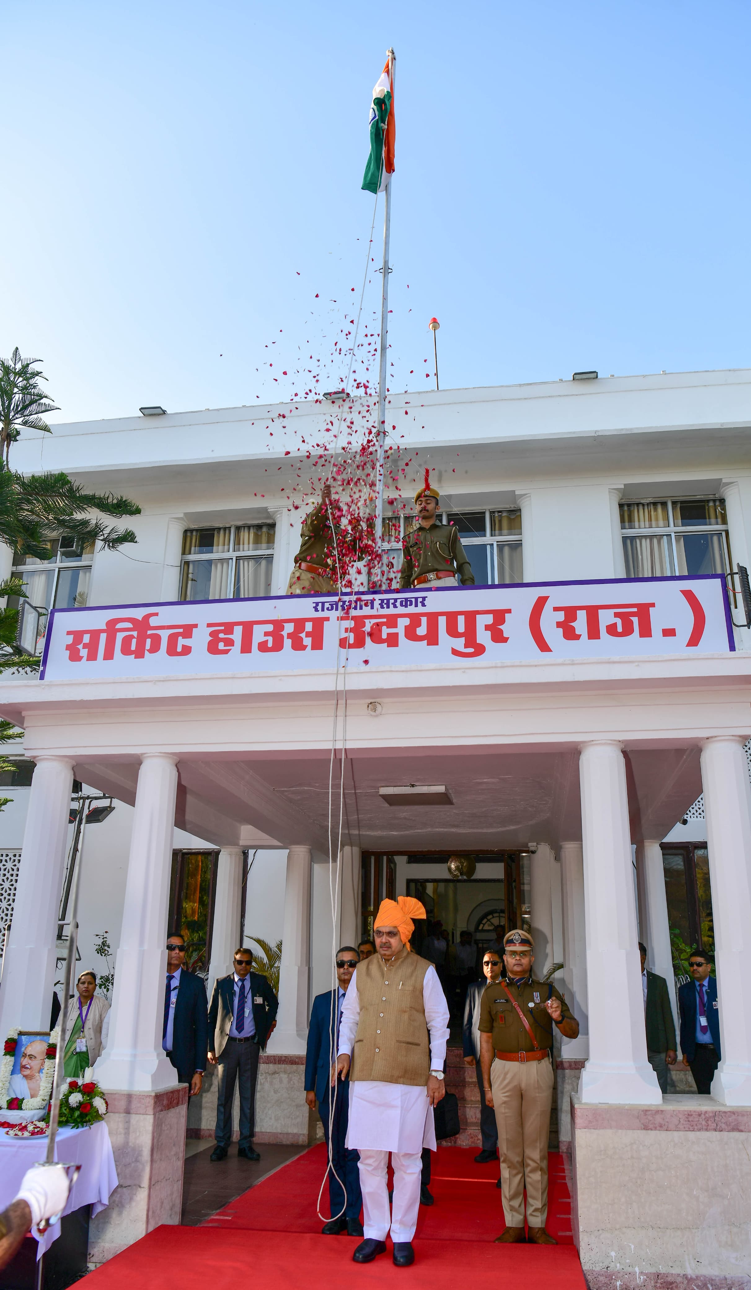 76वां गणतंत्र दिवस : मुख्यमंत्री ने उदयपुर सर्किट हाउस पर फहराया तिरंगा 76वां गणतंत्र दिवस : मुख्यमंत्री ने उदयपुर सर्किट हाउस पर फहराया तिरंगा