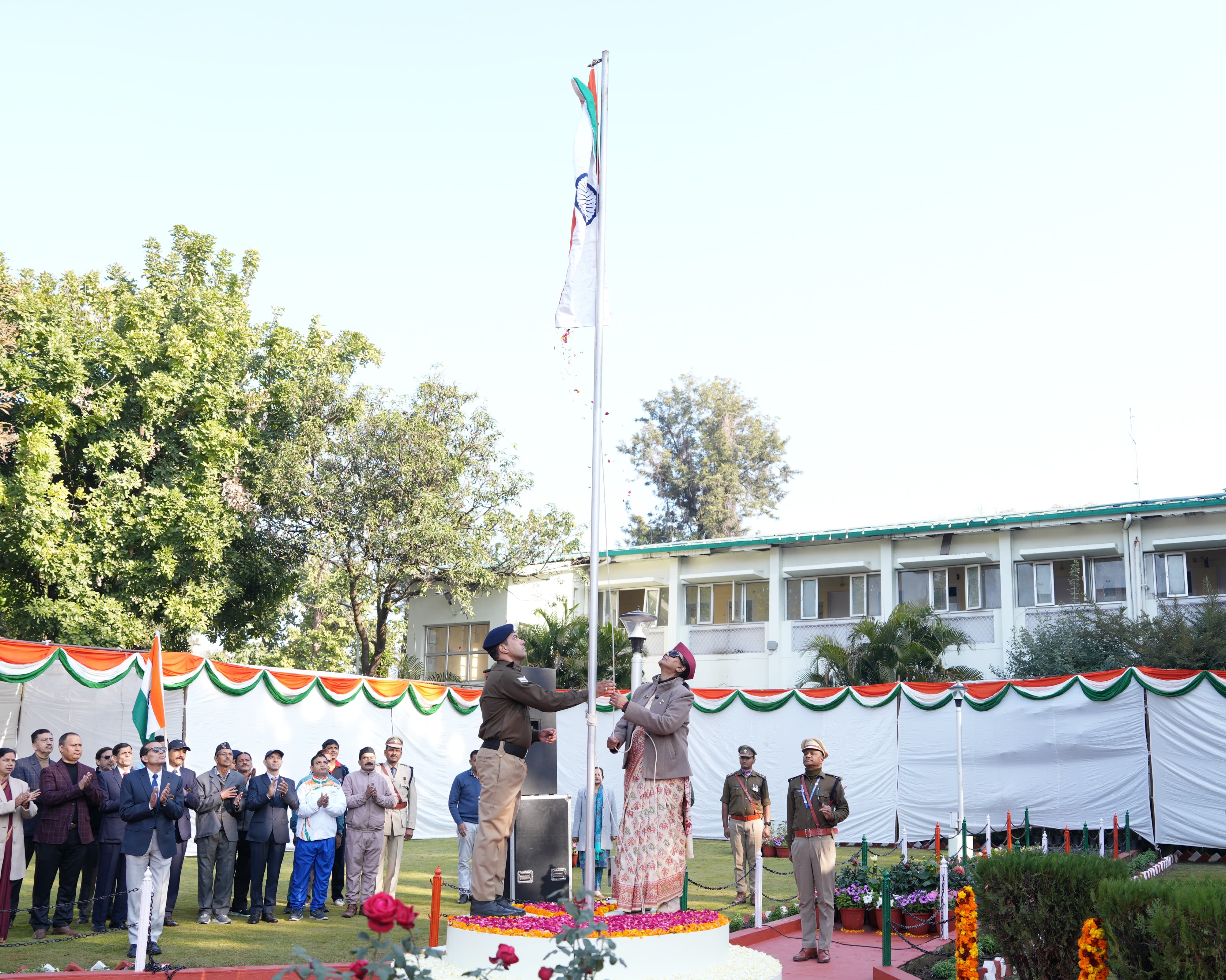देहरादून स्थित सचिवालय में ध्वजारोहण करती मुख्य सचिव राधा रतूड़ी। देहरादून स्थित सचिवालय में ध्वजारोहण करती मुख्य सचिव राधा रतूड़ी।