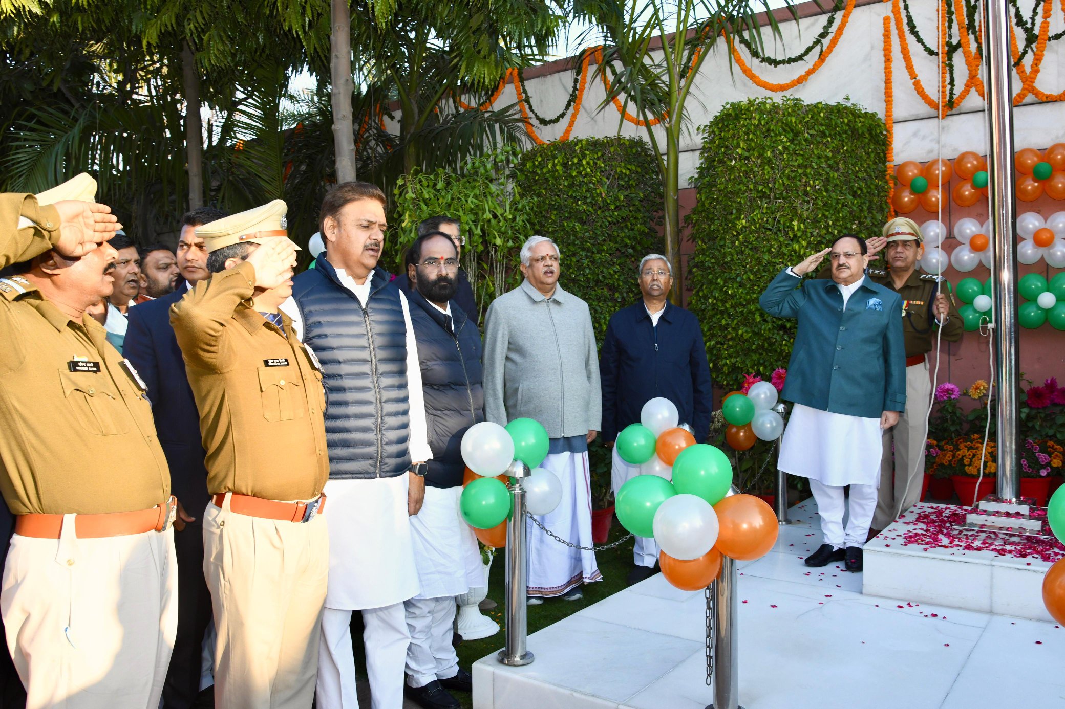 भाजपा अध्यक्ष पार्टी कार्यालय में भाजपा अध्यक्ष पार्टी कार्यालय में