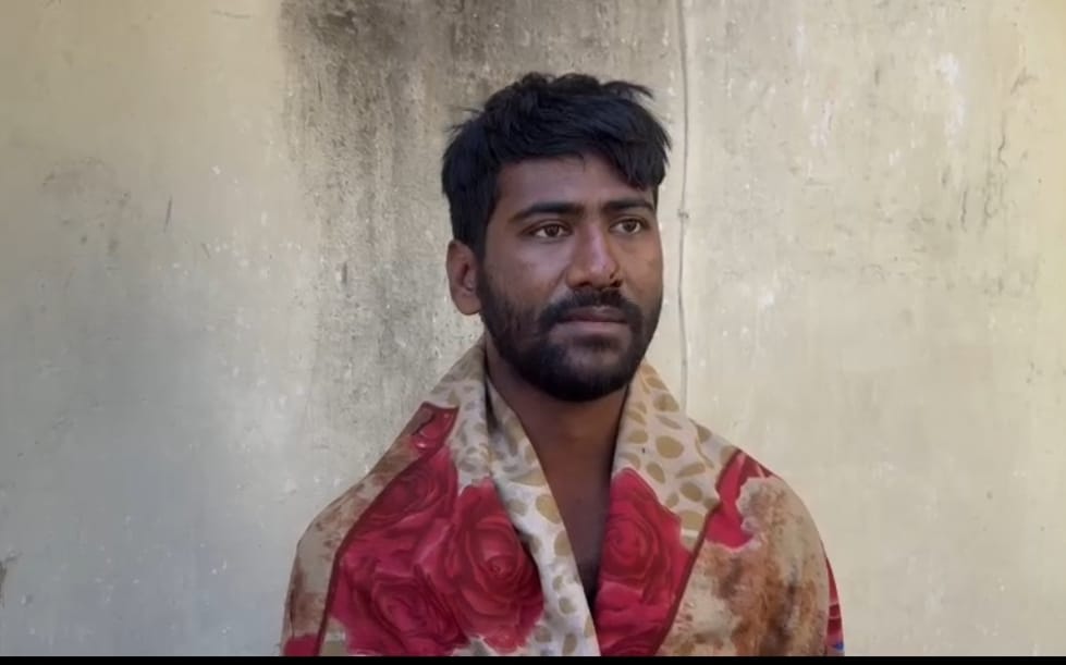युवक की पिटाई, मुंह में पेशाब और नंगा कर सड़क पर फेंका गया युवक की पिटाई, मुंह में पेशाब और नंगा कर सड़क पर फेंका गया