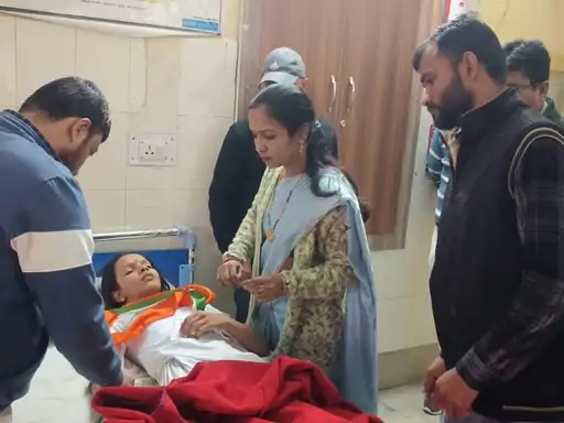 राजकीय उच्च माध्यमिक विद्यालय देसूरी की कक्षा 11 की छात्रा साक्षी परेड के दौरान अचानक बेहोश हो गई। राजकीय उच्च माध्यमिक विद्यालय देसूरी की कक्षा 11 की छात्रा साक्षी परेड के दौरान अचानक बेहोश हो गई।