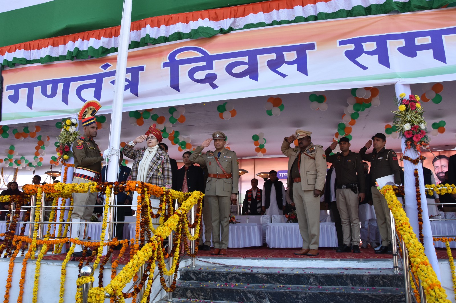 कैथल में आयोजित कार्यक्रम में परेड की सलामी लेते हुए सांसद किरण चौधरी कैथल में आयोजित कार्यक्रम में परेड की सलामी लेते हुए सांसद किरण चौधरी
