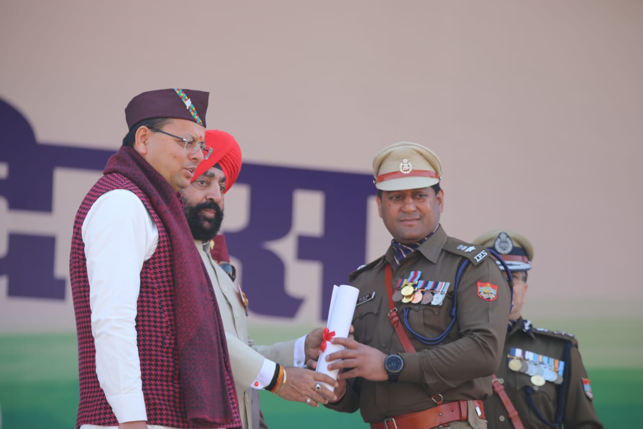 पुलिस कप्तान मेडल प्राप्त करते हुए पुलिस कप्तान मेडल प्राप्त करते हुए