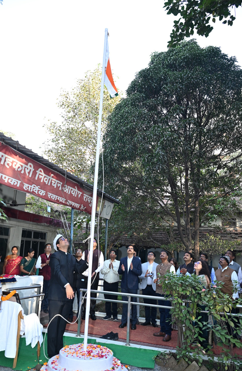 जनसम्पर्क संचालनालय में गणतंत्र दिवस पर आयुक्त जनसंपर्क डॉ. रवि मित्तल राष्ट्रीय ध्वज फहराते हुए जनसम्पर्क संचालनालय में गणतंत्र दिवस पर आयुक्त जनसंपर्क डॉ. रवि मित्तल राष्ट्रीय ध्वज फहराते हुए