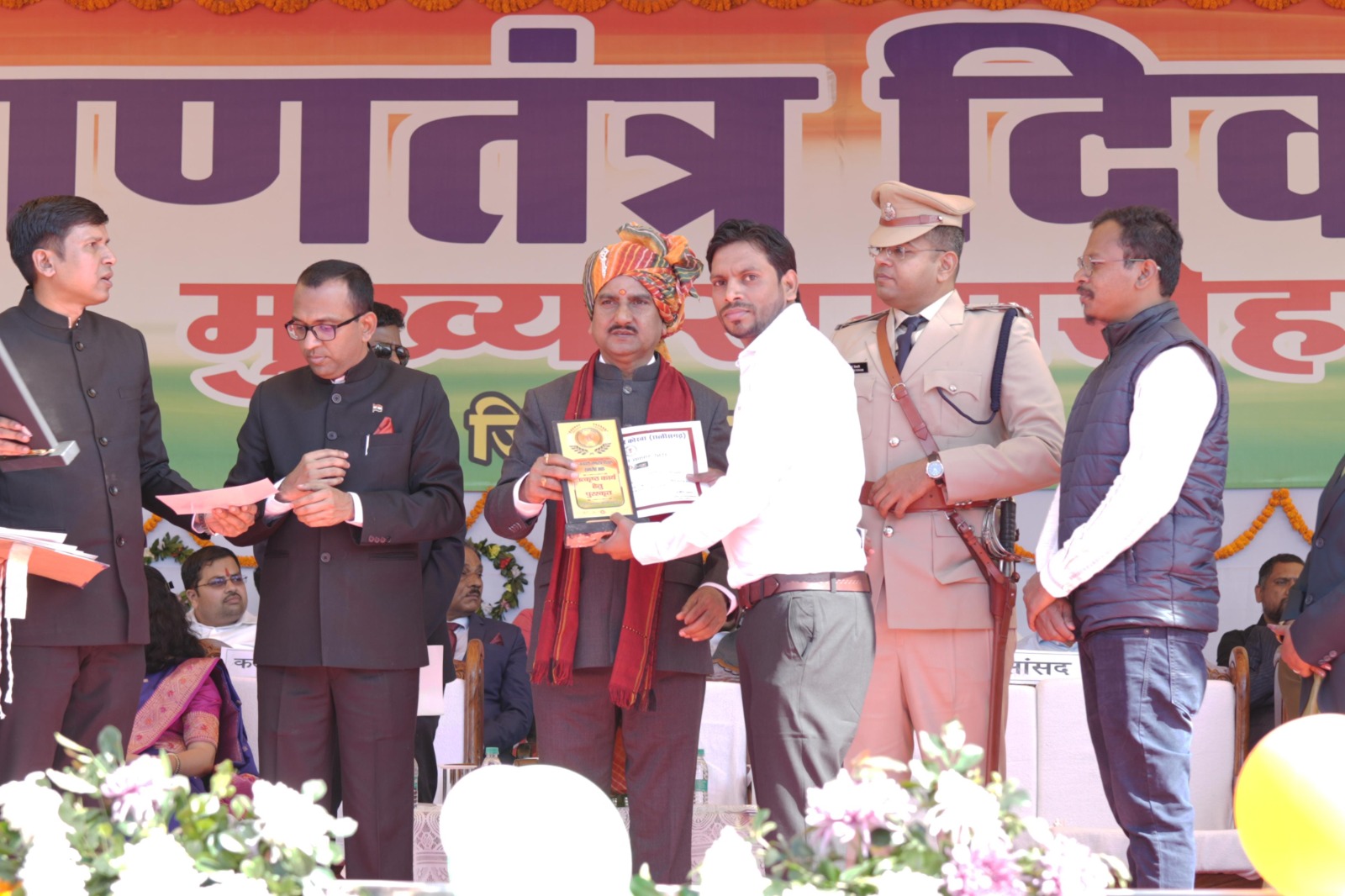 कोरबा : उत्कृष्ट कार्यों के लिए सुरजीत चौहान सहित अन्य अधिकारी-कर्मचारी हुए सम्मानित कोरबा : उत्कृष्ट कार्यों के लिए सुरजीत चौहान सहित अन्य अधिकारी-कर्मचारी हुए सम्मानित