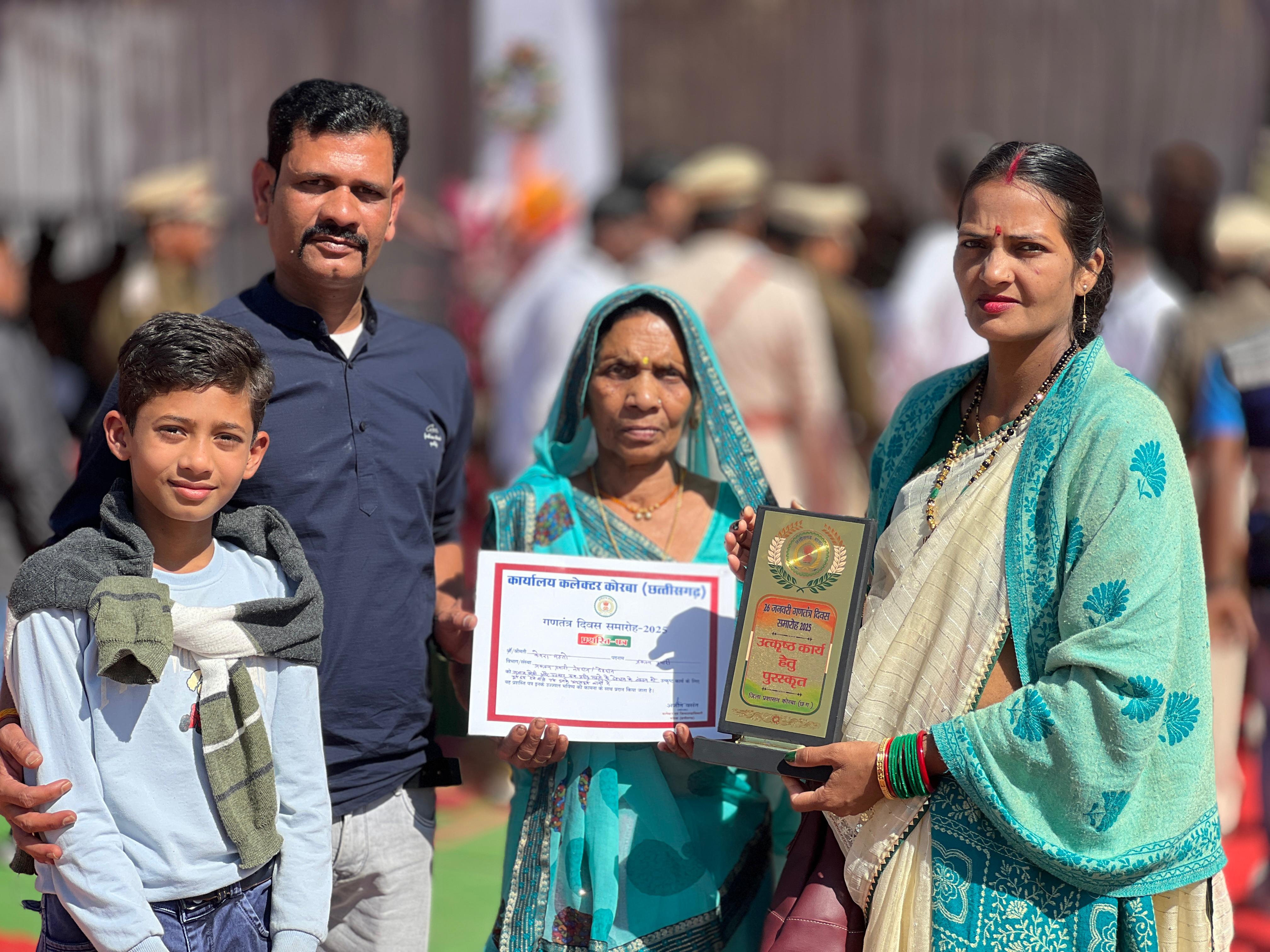 कोरबा जिले के प्रथम देहदानी स्व. प्रदीप महतो के परिवार का गणतंत्र दिवस पर जिला प्रशासन द्वारा किया गया सम्मान, केंद्रीय राज्यमंत्री ने दिया प्रशस्ति पत्र
