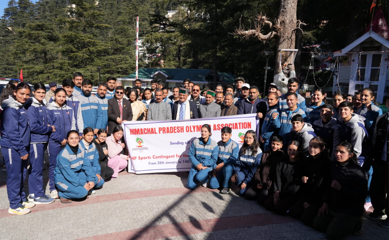 मुख्यमंत्री खिलाड़ियों के दल के साथ मुख्यमंत्री खिलाड़ियों के दल के साथ