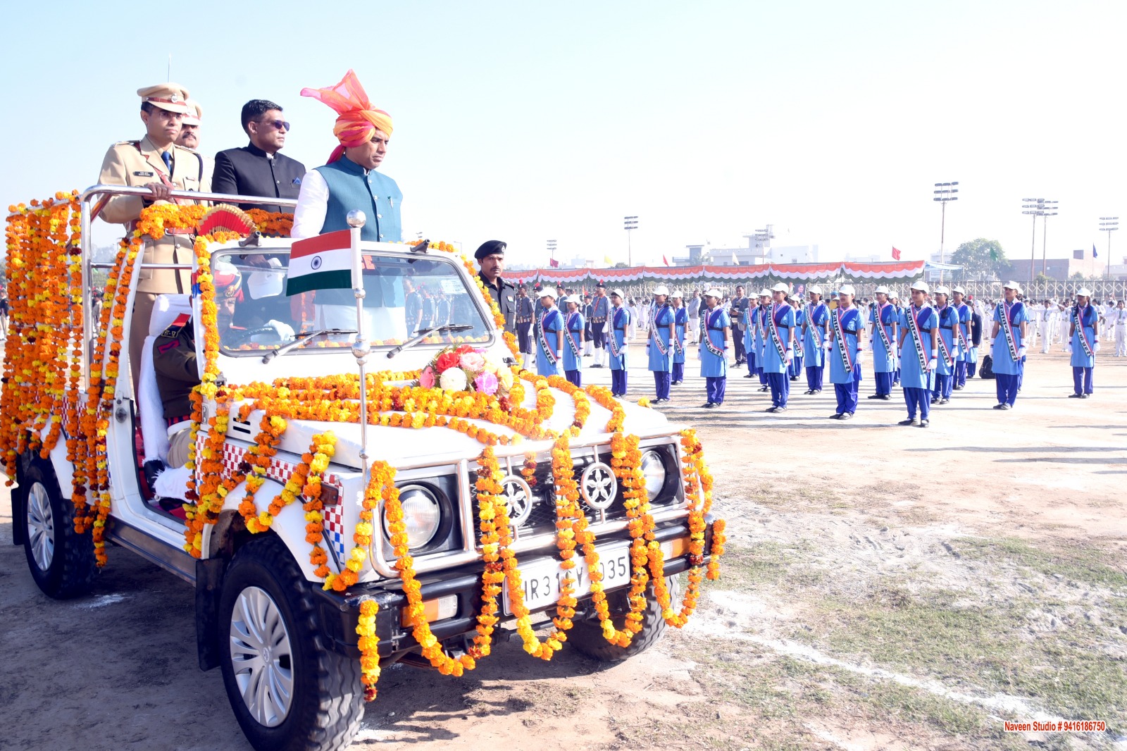 परेड कीी सलामी लेते हुए शिक्षा मंत्री।