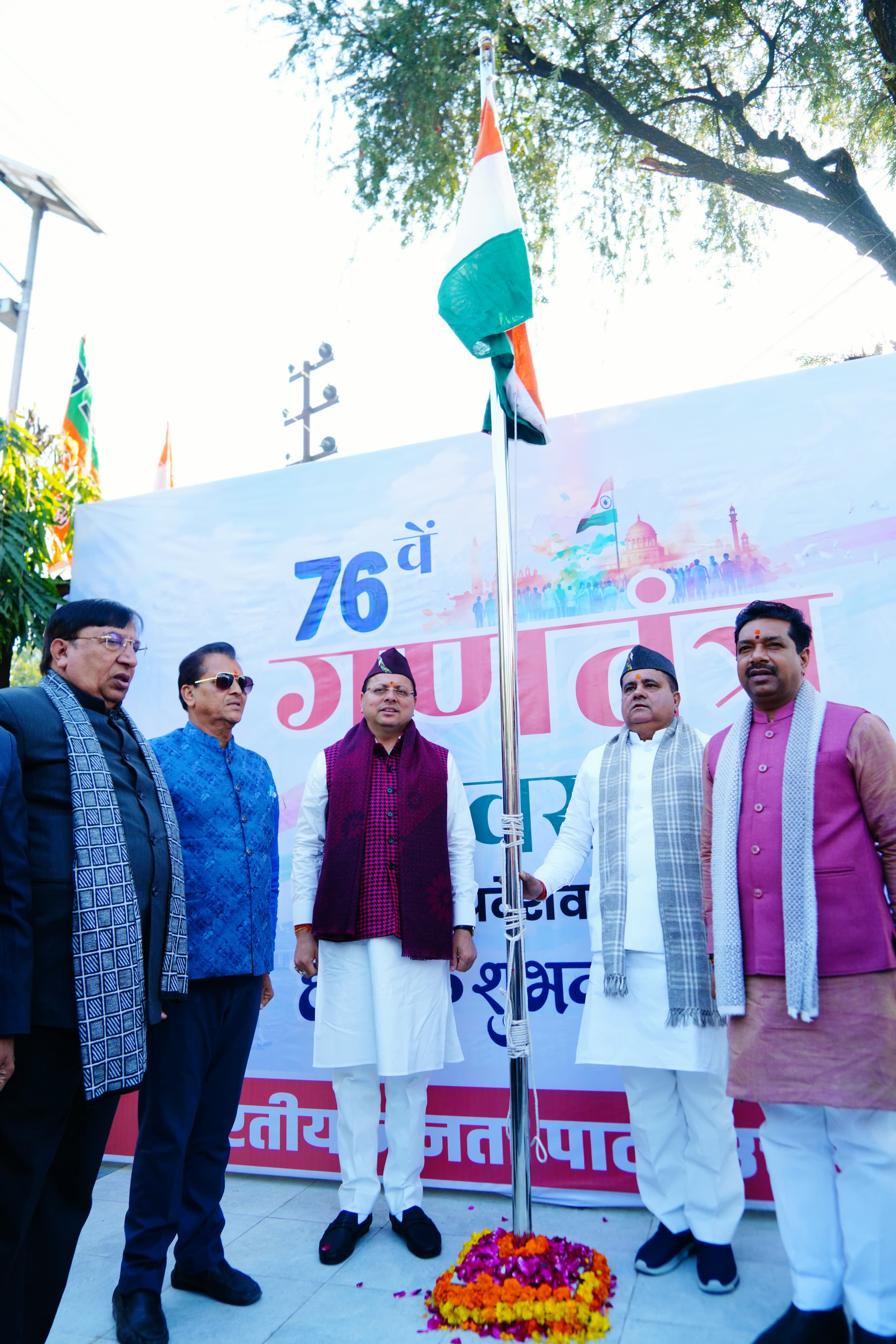 मुख्यमंत्री भाजपा प्रदेश मुख्यालय में प्रदेश अध्यक्ष महेंद्र भट्ट के साथ  ध्वज फहराते।