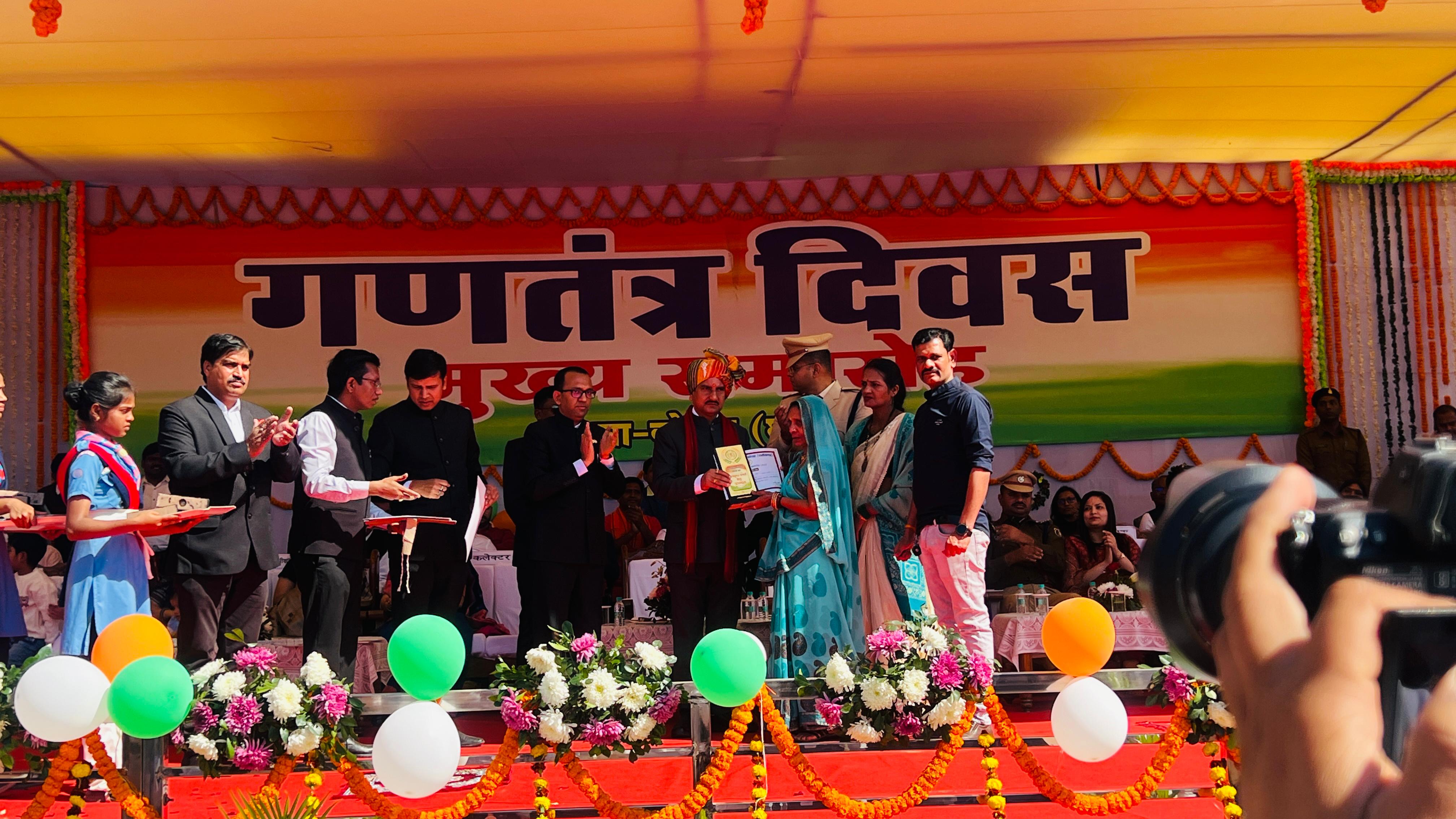 कोरबा जिले के प्रथम देहदानी स्व. प्रदीप महतो के परिवार का गणतंत्र दिवस पर जिला प्रशासन द्वारा किया गया सम्मान, केंद्रीय राज्यमंत्री ने दिया प्रशस्ति पत्र