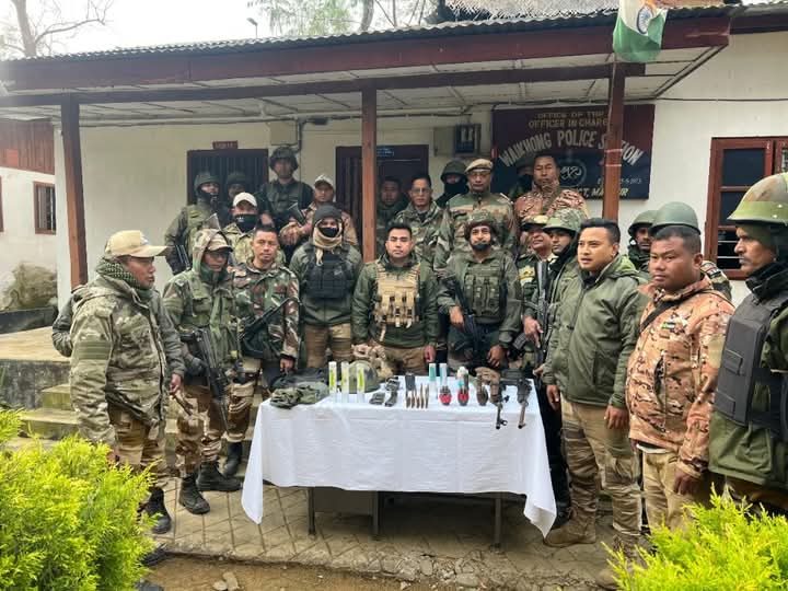 मणिपुर में बरामद बड़े पैमाने पर हथियार और विस्फोटकों की तस्वीर।