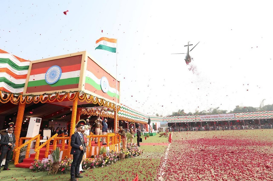 गणतंत्र दिवसः डिब्रूगढ़ में परेड की सलामी लेते मुख्यमंत्री डॉ. हिमंत बिस्व सरमा गणतंत्र दिवसः डिब्रूगढ़ में परेड की सलामी लेते मुख्यमंत्री डॉ. हिमंत बिस्व सरमा