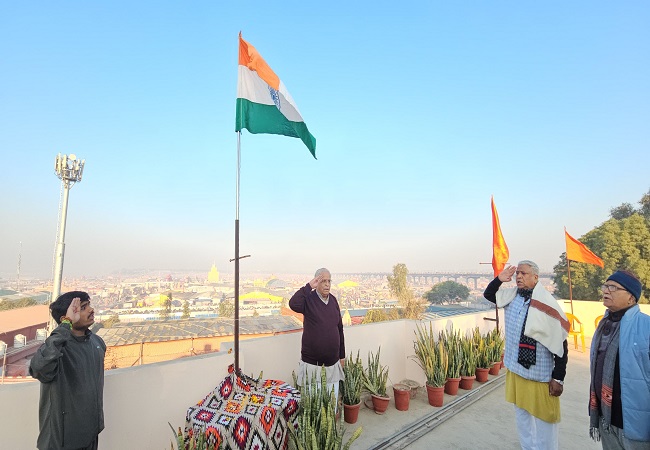 गणतंत्र दिवस पर महाकुम्भ क्षेत्र में भैयाजी जोशी ने ध्वजारोहण किया गणतंत्र दिवस पर महाकुम्भ क्षेत्र में भैयाजी जोशी ने ध्वजारोहण किया