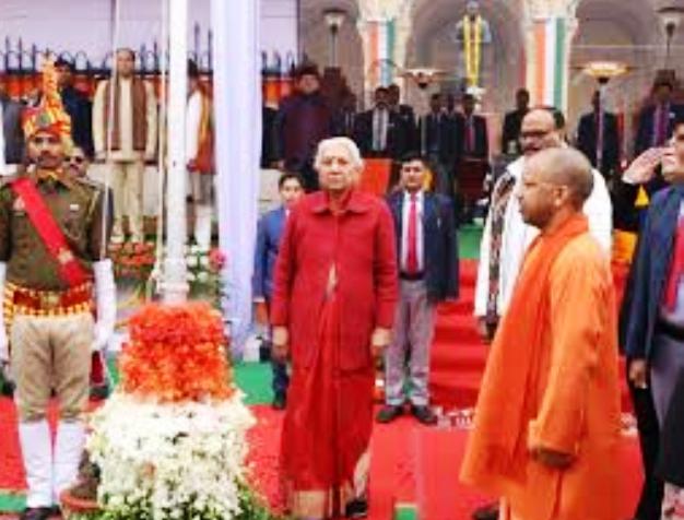विधान भवन के परेड ग्राउंड में तिरंगा झंडा फहराने के दौरान राज्यपाल आनंदीबेन पटेल विधान भवन के परेड ग्राउंड में तिरंगा झंडा फहराने के दौरान राज्यपाल आनंदीबेन पटेल