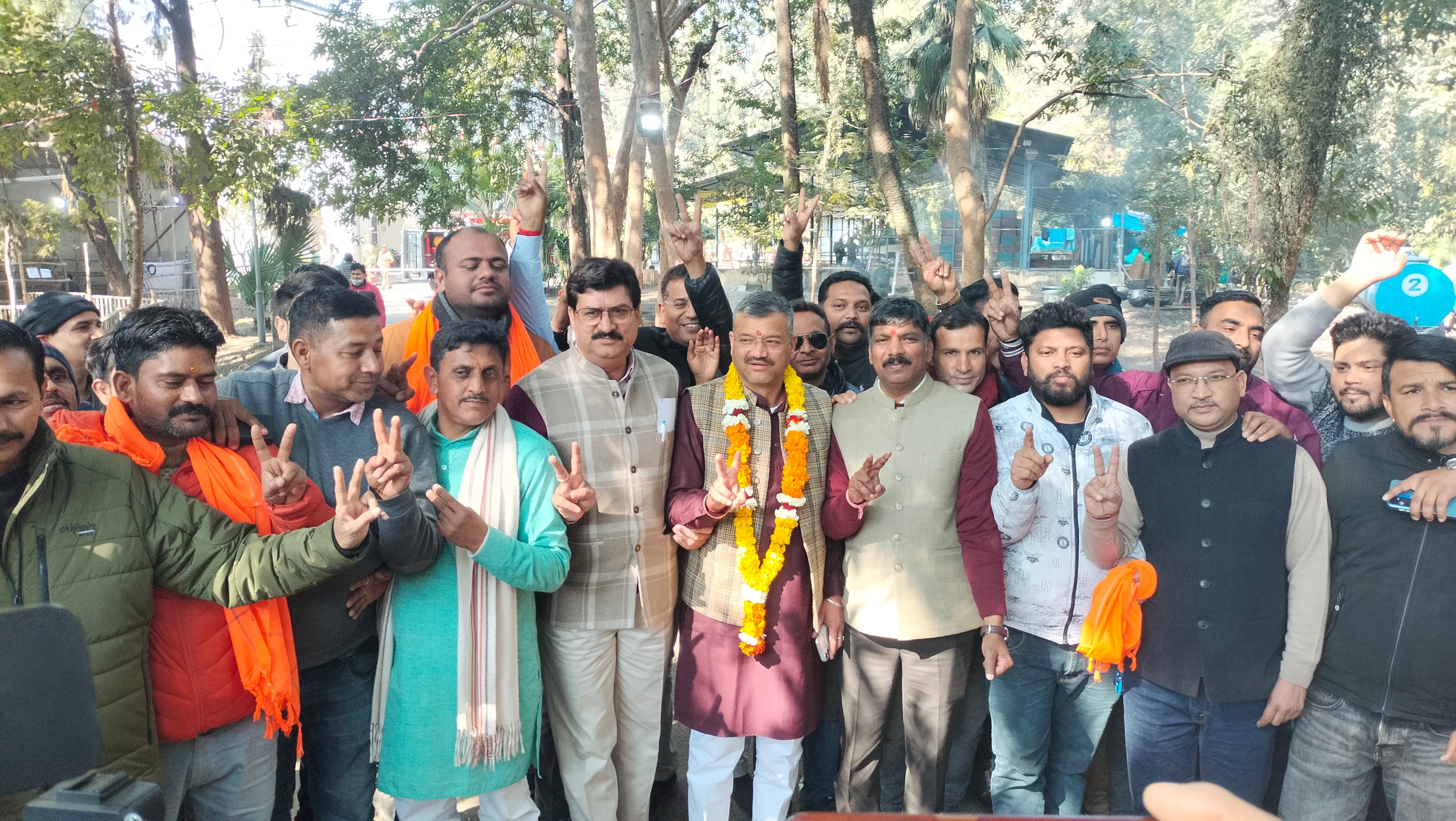 देहरादून नगर निगम में जीत हासिल करने के बाद प्रमाण पत्र लेते भाजपा के सौरभ थपलियाल। देहरादून नगर निगम में जीत हासिल करने के बाद प्रमाण पत्र लेते भाजपा के सौरभ थपलियाल।